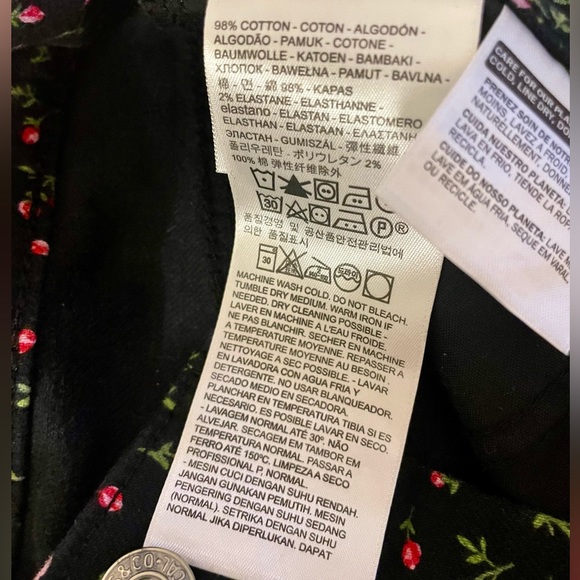 Levi’s Mid-length Shorts - Picture 4 of 5